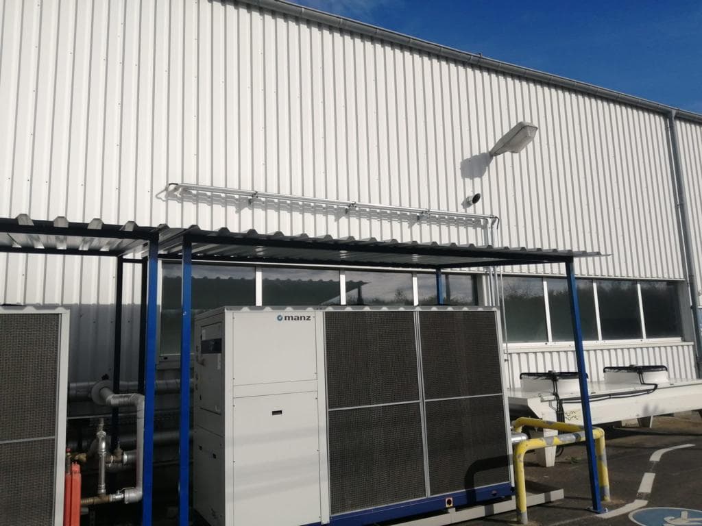 Gewerbegebäude mit technischer Anlage im Außenbereich