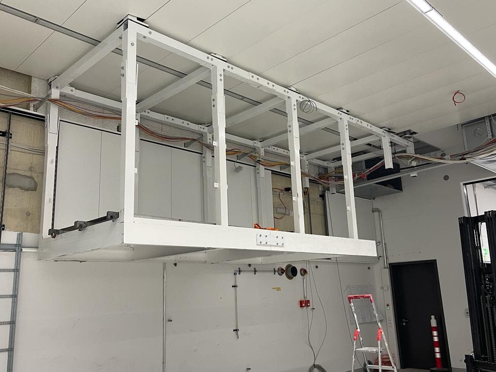 Stahlrahmenkonstruktion in einer Gewerbehalle