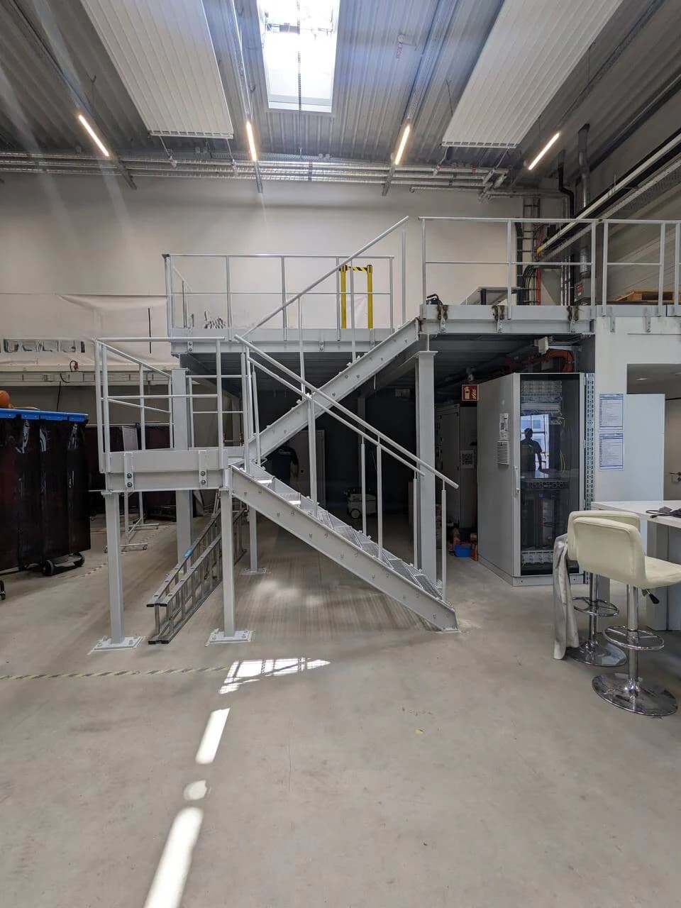 Von Kamtec montierte Metalltreppe mit Podest und Geländern