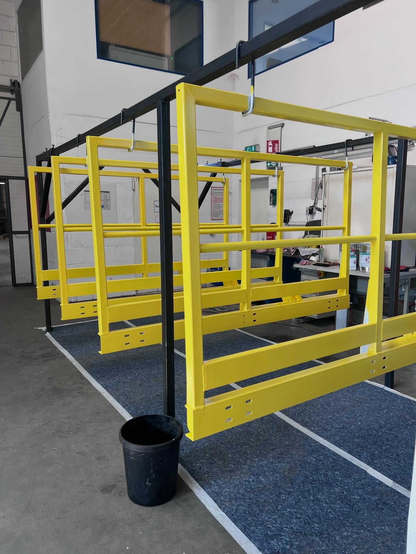 Gelb lackierte Stahlrahmen aus der Kamtec-Fertigung