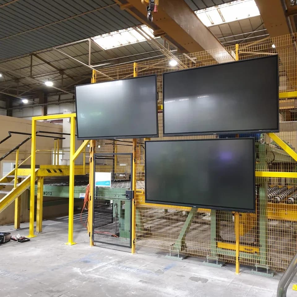 Drei Monitore an Produktionsanlage montiert – Ansicht 1 von 1