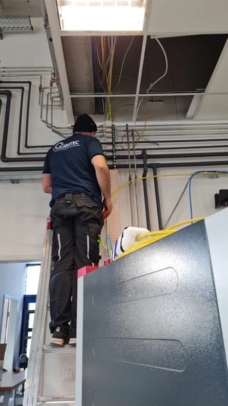 Kamtec-Elektriker bei einer Installation im Industriebetrieb