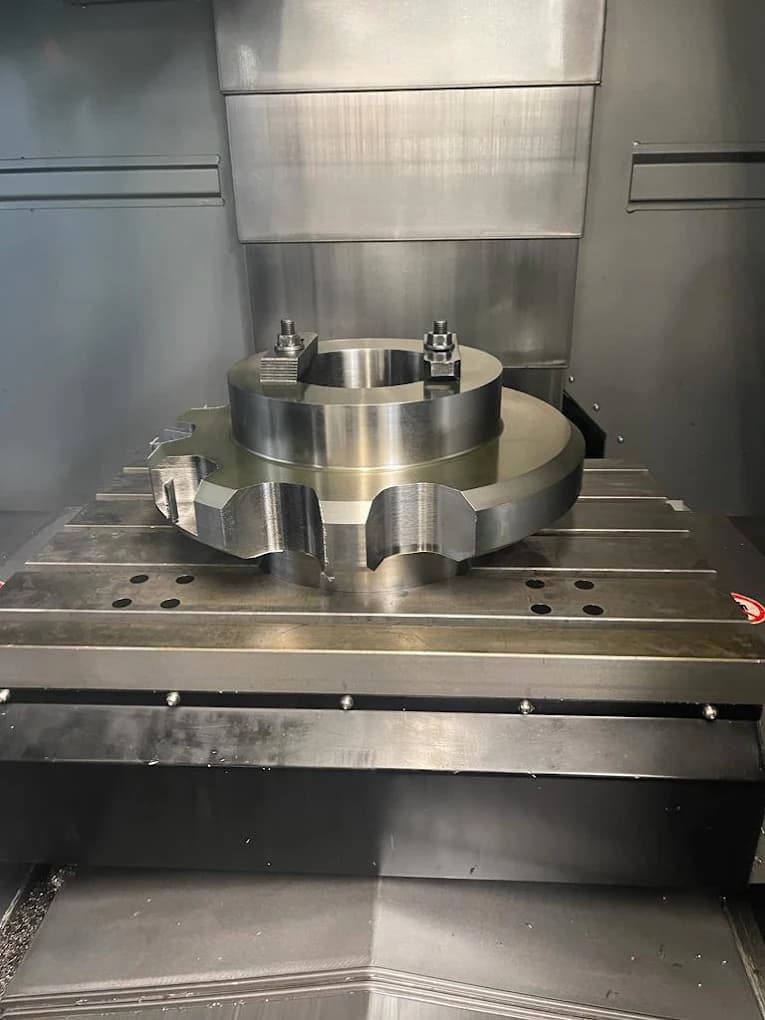 Komplexes CNC-gefertigtes Metallbauteil in einer Werkzeugmaschine