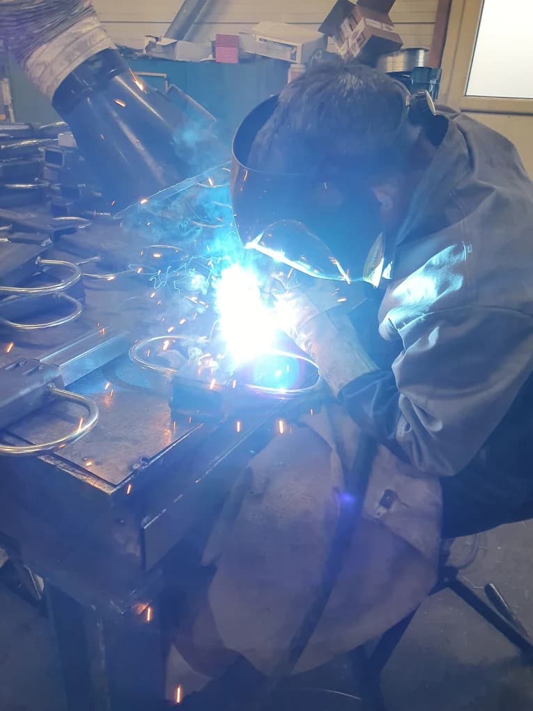 Kamtec-Mitarbeiter beim Schweißen eines Metallbauteils